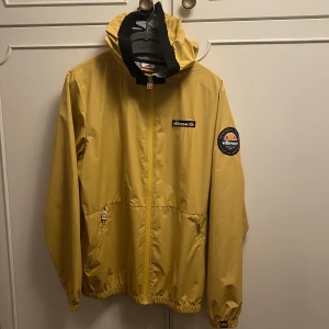 Ellesse vindjacka - Ellesse tunn vind / regnjacka. Strl Large. Använd fåtal ggr. Skick felfritt!!
