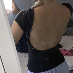 Öppen rygg topp - Säljer min jättefina topp från Gina i storlek xs men som jag inte använder. Lägger upp igen med lånade bilder och pga fri frakt. Skriv för fler bilder🤍🤍