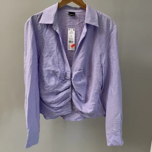 Lila blus Gina tricot - Aldrig använd och med prislappen kvar.