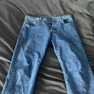 Mellanblå jeans ifrån levis. Modell 501. Jeansen är i väldigt bra skick.