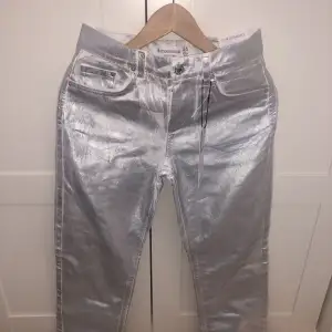 Helt nya low waist jeans från Stradivarius som kommer inte till användning eftersom de är för små för mig. Pris kan diskuteras 💫