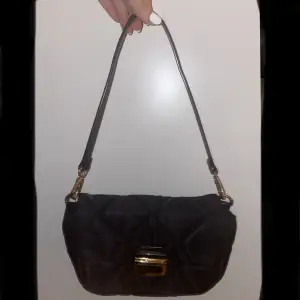 Liten svart väska, jättefin och praktisk med dragkedja inuti på sidan🤩 tillkommer kort och långt axelband 