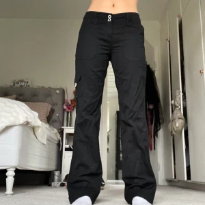 Svarta cargobyxor - Svarta midwaist cargo liknande jeans! Assnygga och köpa i Portugal på Oneill! Inga slitningar och helt oanvända!