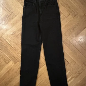Levi’s jeans - high slim straight - Jeans i bra skick. Använda endast ett par gånger.  Säljer pga passar för liten/tight. 