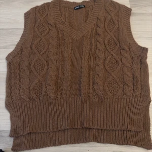 Brun stickad väst  - Säljer min bruna stickade väst, använd fåtal gånger. Storlek M, 40 kr 