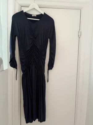 Sidenklänning By Malene Birger  - Ny superfin klänning (använd 2 ggr)  i mörkblå siden. Stl 36.  Nypris 1990 Kr. 