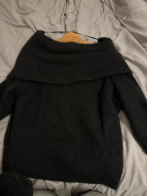 Tjocktröja - Jätte skön och tjcoktröja som håller dig varm hela kvällen. Har aldrig använt den och är i bra skick storlek s