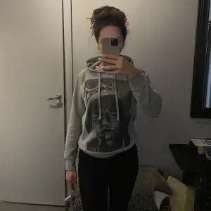 Säljer denna skit snygga gråa hoodien med Notorious Big på! Knappt använd och är i mycket bra skick! Normal i storlek.  Axelbredd: 44 cm  Längd: 62 cm 