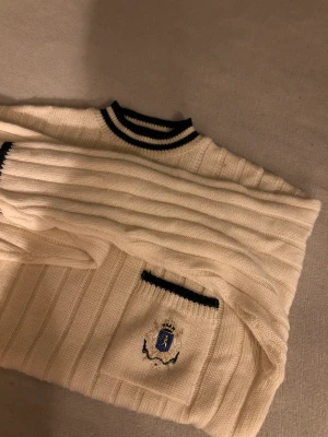 Ull tröja - Skön ulltröja passande till vintern, okäntmätke men är väldigt snygg. Näst in till oanvänd, svarar så fort jag kan.  Mvh David Renvall