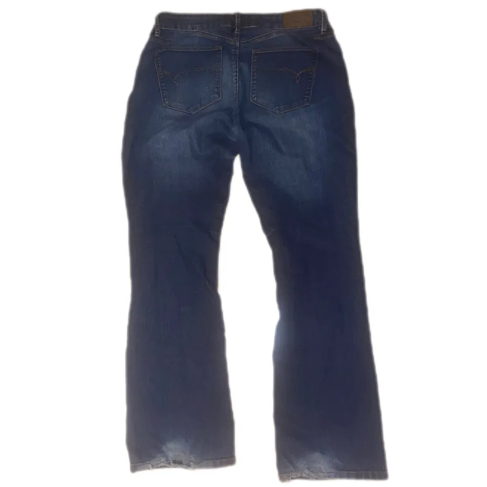Jätte snygga låg midjade jeans som tyvärr är för stora för mig || midjemåttet 40 cm och innerbens längd 80 cm. Jeans & Byxor.