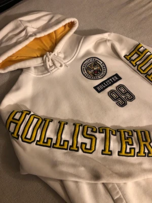 Hollister hoodie - Vit hollister hoodie använt fåtal gånger. S känns som M.  Snabb smidig affär = bättre pris.  Mvh David Renvall