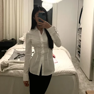 Skjorta - Så snygg figursydd skjorta med öppen rygg, använd 1 gång och är som ny.