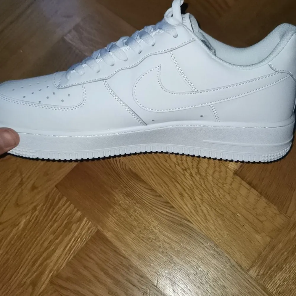 Säljer helt nya nike af1. Köpte de i fel storlek, den e äkta och finns bevis. Skor.