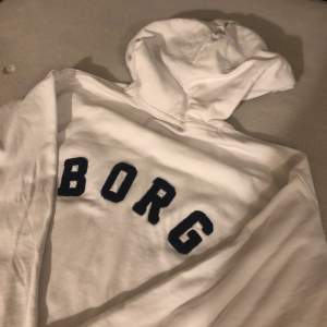 Vit oanvänd Björn borg hoodie, storlek M / L. Inga fläckar eller märken. Svarar så fort jag kan. Billigare vid snabb affär 😀  Mvh David Renvall 