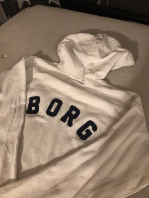 Björn Borg hoodie - Vit oanvänd Björn borg hoodie, storlek M / L. Inga fläckar eller märken. Svarar så fort jag kan. Billigare vid snabb affär 😀  Mvh David Renvall 