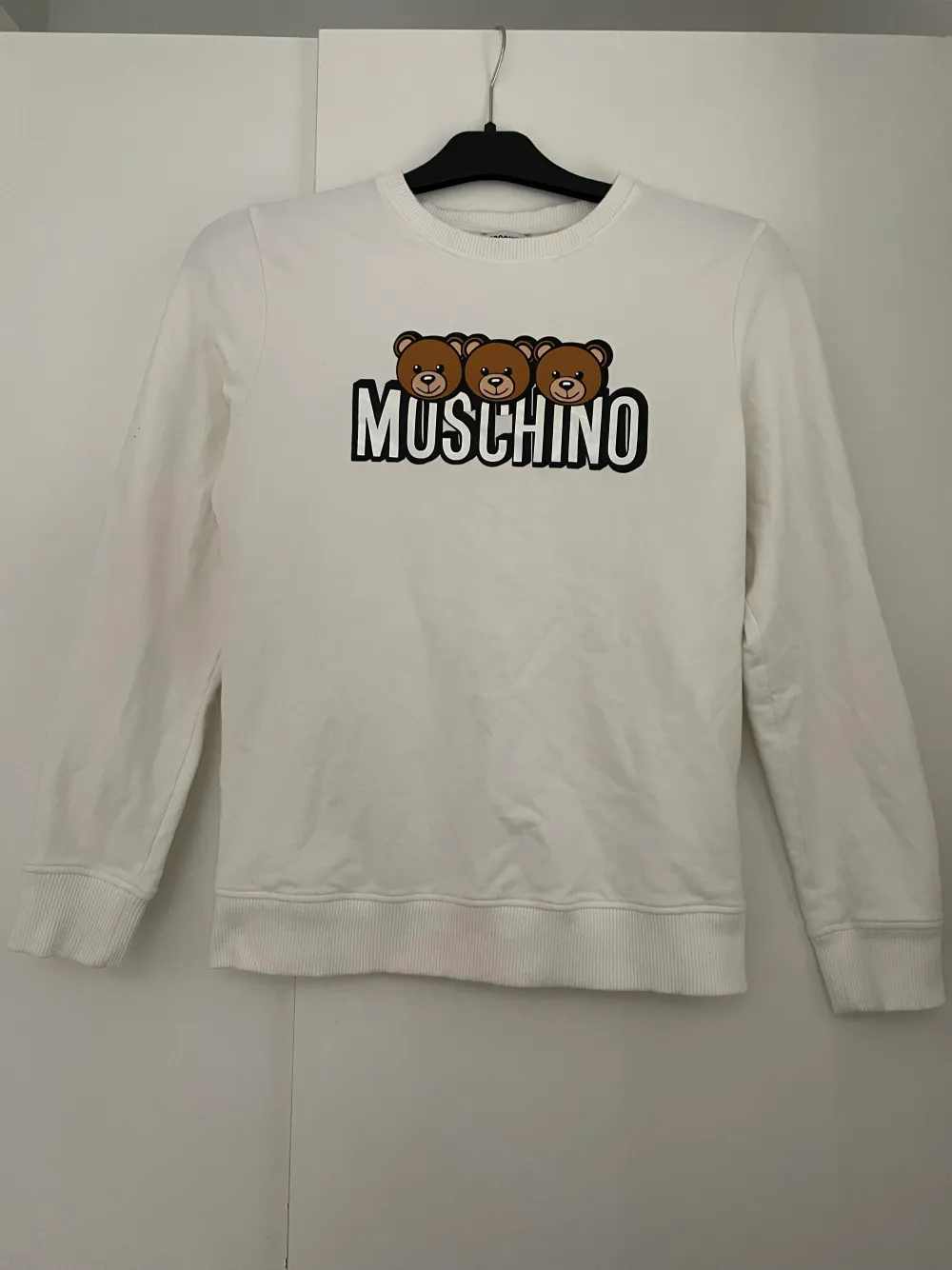 Moschino sweatshirt i storlek 164 som motsvarar ungefär XS, knappast använd så i fint skick. Tröjor & Koftor.