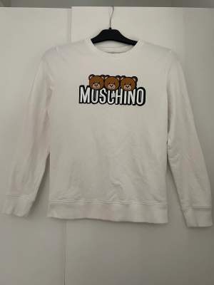 Moschino sweatshirt i storlek 164 som motsvarar ungefär XS, knappast använd så i fint skick