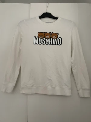 Moschino Sweatshirt  - Moschino sweatshirt i storlek 164 som motsvarar ungefär XS, knappast använd så i fint skick