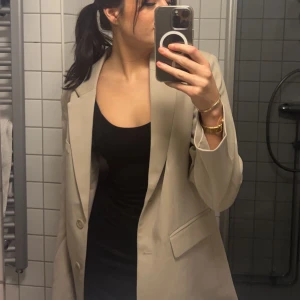 Kavaj  - Skitsnygg beige kavaj från ginatricot. Använd högst 2 gånger och inte mer. Inga defekter. Köpt för 699kr och säljer för 300kr. Skriv för fler bilder. 💗