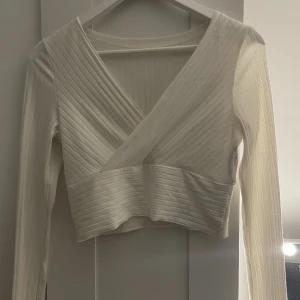 Vit topp - Fin vit urringad topp som inte används 🤍