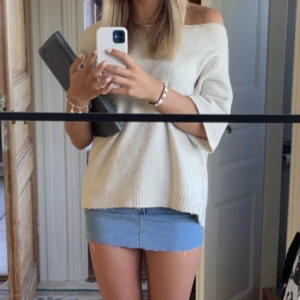 Stickad tröja  - Stickad off shoulder t-shirt, jättesnygg!😍🙌🏼