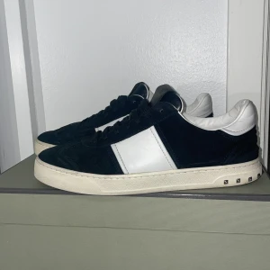 valentino flycrew - !STEAL!säljer dessa nya flycrews använda få gånger fint skick alla spikar finns! nypris 7000 mitt 3200  endast skorna tillkommer vid köp