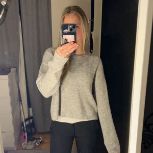 Stickad tröja - Stickad tröja från H&M som inte kommer till nytta hemma hos mig, lite croppad men inte alls mycket!