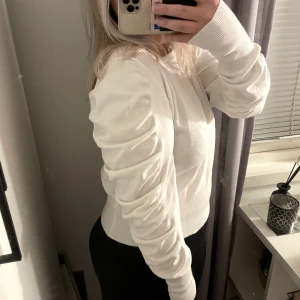 Vit tröja  - Vit tröja med puffärmar🤍