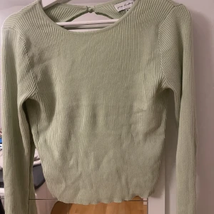 Stickad tröja - Såå fin stickad tröja med öppen rygg!!💚