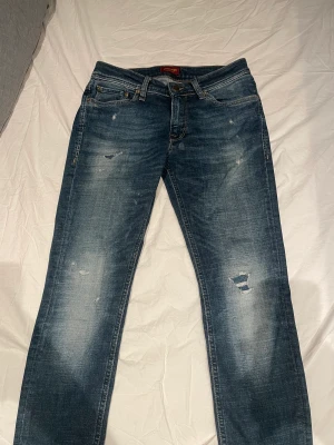 Jeans från Jack & Jones - Fina barn jeans från Jack & Jones i mycket bra skick! Se storlek och modell på bild