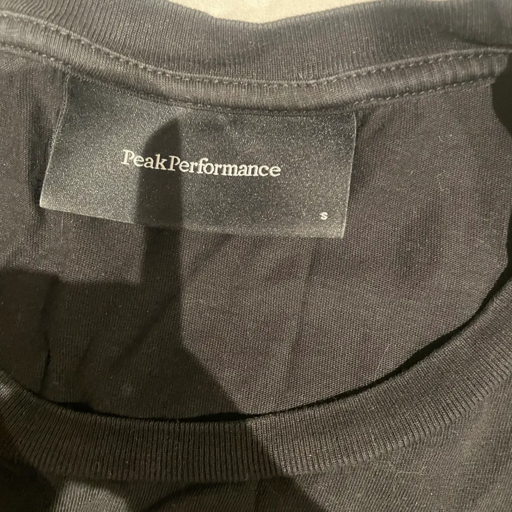 En mycket fin svart T-shirt från Peak performance. Mycket bra skick och är i storlek S!. T-shirts.