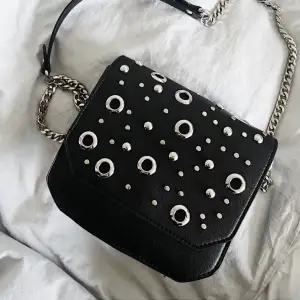 Snygg väska från Zara med silvriga detaljer.