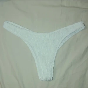 Bikini underdel - Säljer denna vita bikiniunderdel. Lite ”skrynkligt” material, väldigt fina.