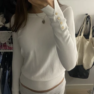 Zara tröja 🤍 - Fin tröja från zara med fina detaljer vid armarna, endast testad🥰