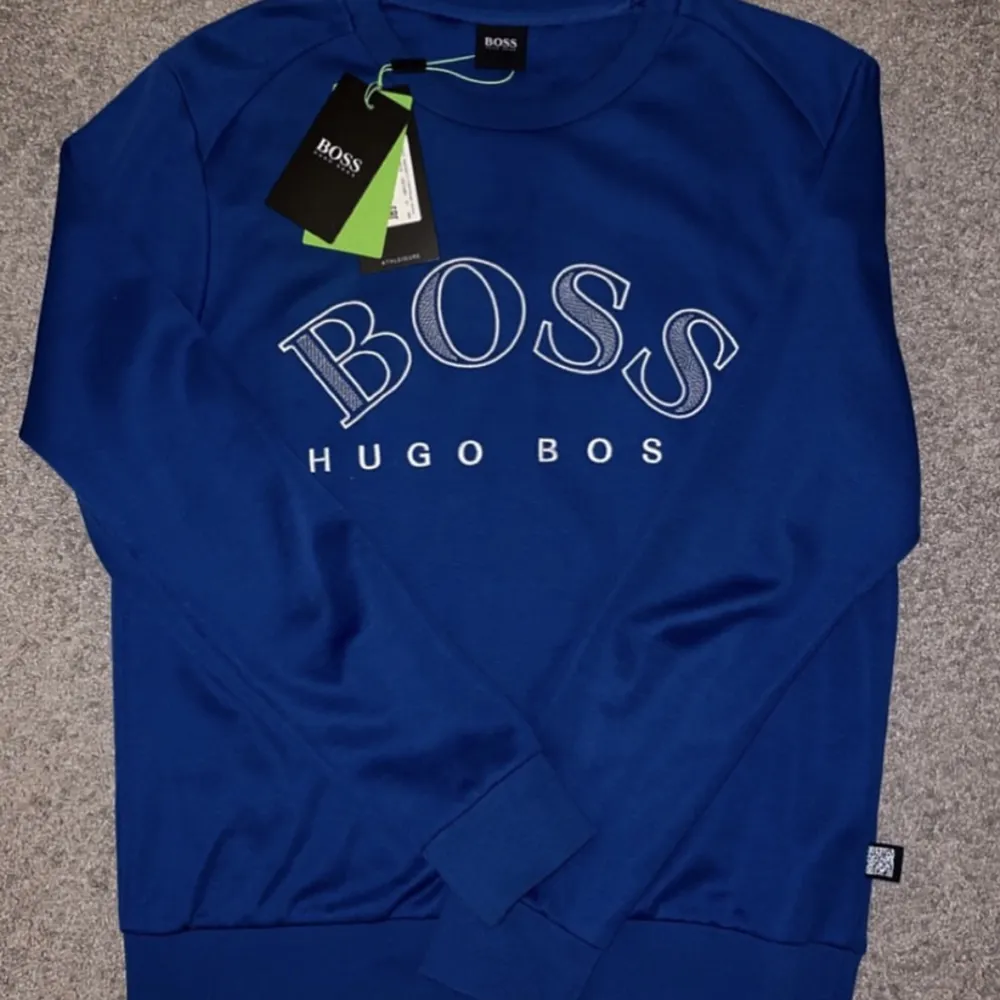 En väldigt fin Hugo boss tröja i storlek S. Skick 10/10. Kvitto medföljer🤝🏽. Tröjor & Koftor.