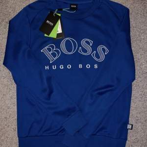 En väldigt fin Hugo boss tröja i storlek S. Skick 10/10. Kvitto medföljer🤝🏽
