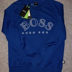 Hugo boss sweatshirt - En väldigt fin Hugo boss tröja i storlek S. Skick 10/10. Kvitto medföljer🤝🏽