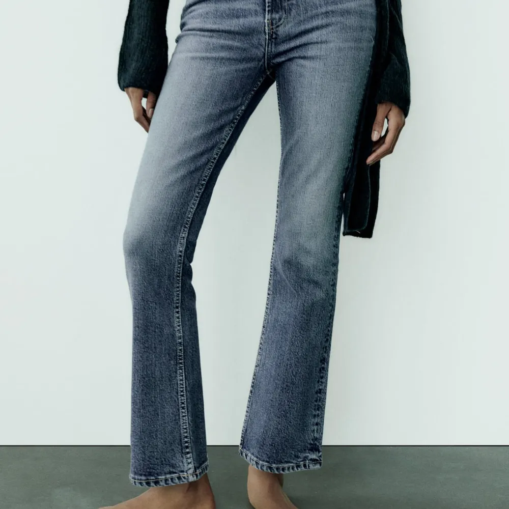 Så fin färg men dessa var för små för mig!! Jeansen är i nyskick med prislappen kvar, var lite svårt att visa modellen med bilderna men det är high/mid waist ”stove pipe” jeans! . Jeans & Byxor.