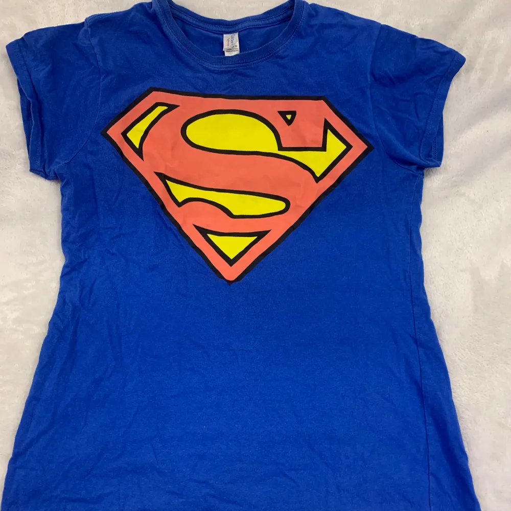 super gullig superman baby tee! sitter jättefint, står dock att den är strlk M, men är väldigt tight så skulle säga S/XS väldigt y2k 💯. T-shirts.