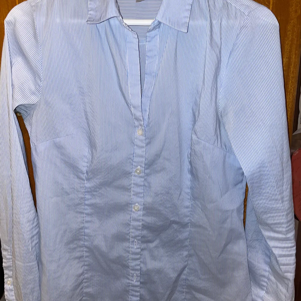 Fin skjorta från H&M. Bra skick. Funkar till allt. . Skjortor.