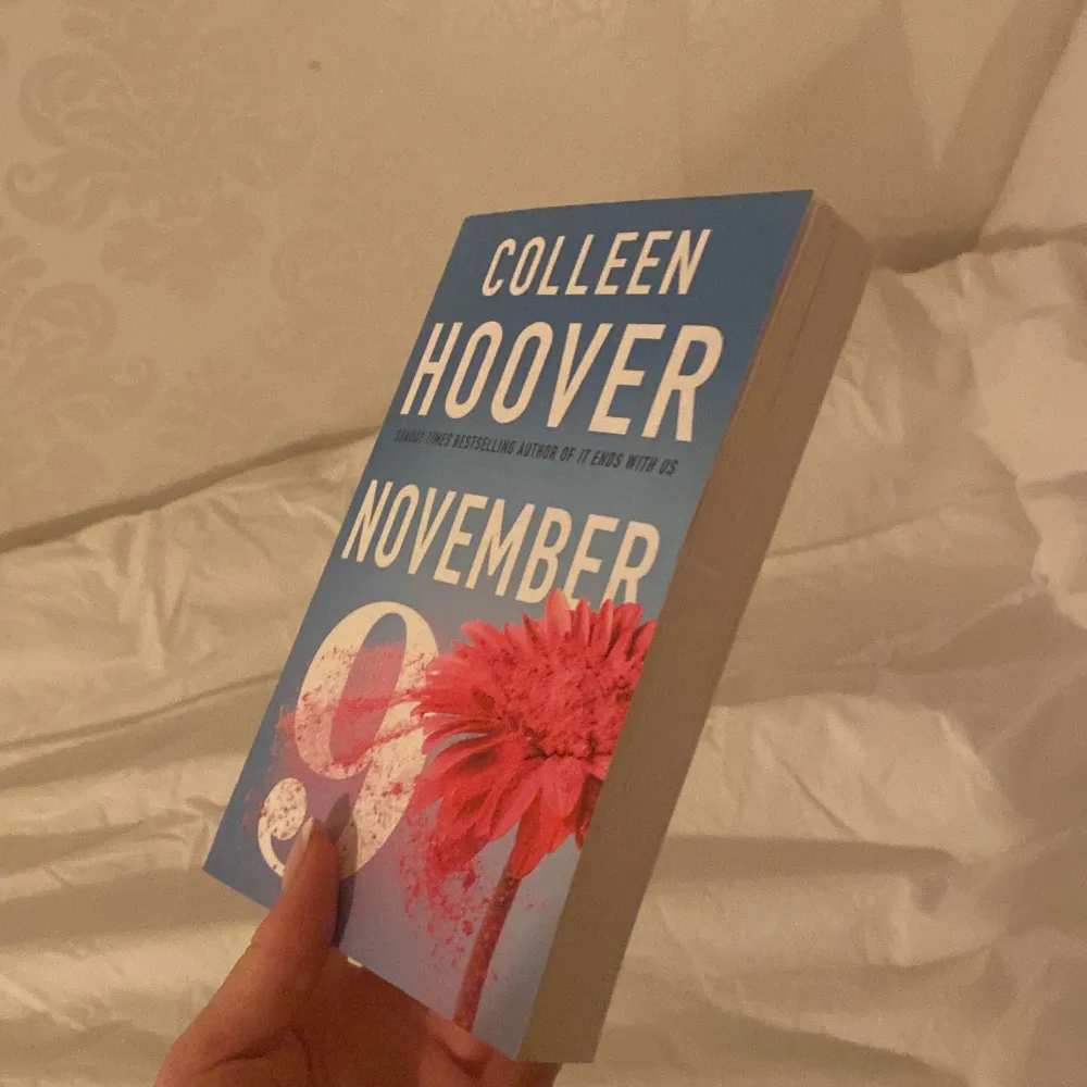 Min favvo bok November 9 av Colleen hoover, säljer pga har två st. Fint skick helt ny. Språket är på engelska . Övrigt.