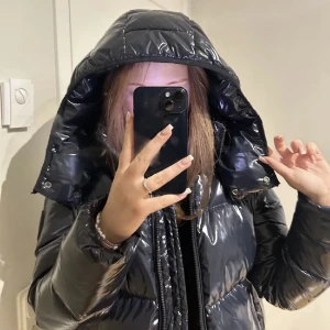 Tommy Hilfiger jacka  - Hej, jag säljer jackan eftersom att den är för stor på mig (lånade bilder från hon som hade den innan) Jag köpte den här på plick. För mer information skriv privat 💕