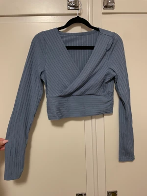 Topp - Blå croppad topp 