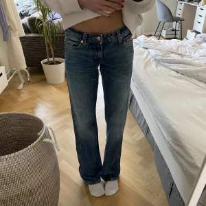 Assnygga lågmidjade jeans från weekday tyvärr för små för mig. Nypris 590kr💞💞 säljer även likadana i ljusblå (titta min profil) man kan få paketpris om man köper båda!!💓midjemått ca 34cm