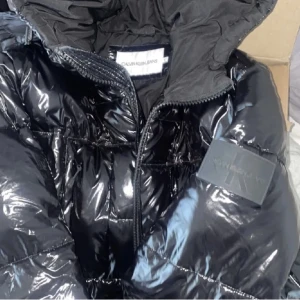 Glansig Calvin Klein Jacka - Superfin vinterjacka. Använd en vinter🤍