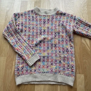 Stickad färgglad tröja - Perfekt för hösten!