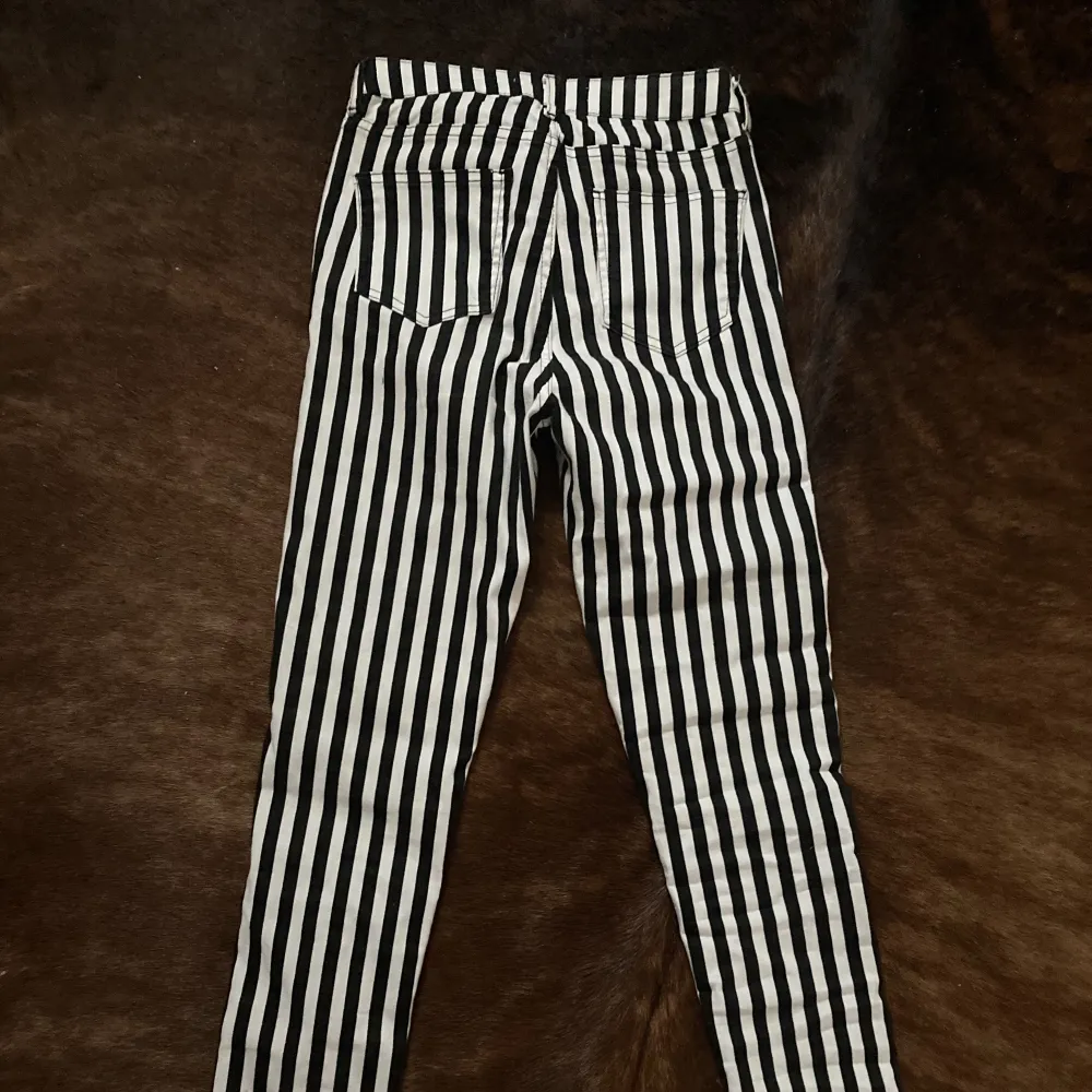 ⚡️randiga snyggbyxor. Märkta strl.38 men jag skulle säga att de är 34-36. Lite stretch. Total längd- 97cm Innerben-71cm Gren-27,5cm Stuss-39cm Benslut-12cm Vid stort intresse aktiveras budgivning. Farkut & Housut.