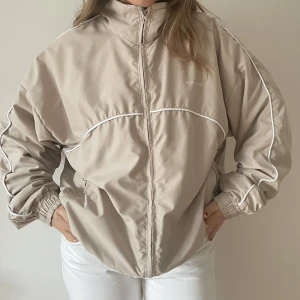 Zip  - En zip up tunn jacka/ tröja som är as ball!