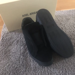 Arigato skor - Säljer dessa eftersom de inte används längre, de är i bra skick och box osv medföljer! Inte fast i pris så de bara o skriva🙌🏻