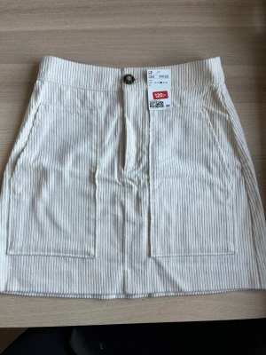 Manchesterkjol H&M  - Oanvänd manchesterkjol från H&M i storlek 38. Snabbt köp uppskattas. 
